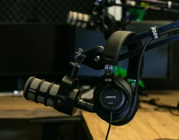 Jól felszerelt stúdiókörnyezet, modern technika, többcsatornás podcast keverő a szegedi Door Officeban