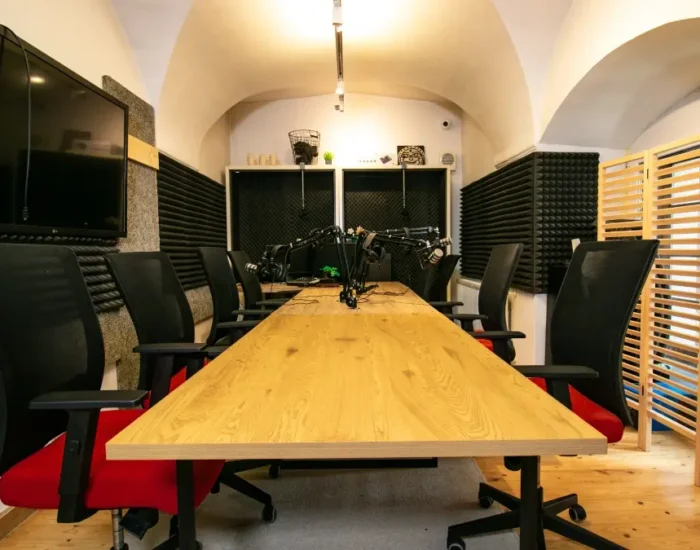 Jól felszerelt stúdiókörnyezet, modern technika, többcsatornás podcast keverő a szegedi Door Officeban