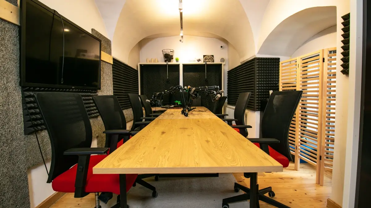 Jól felszerelt stúdiókörnyezet, modern technika, többcsatornás podcast keverő a szegedi Door Officeban