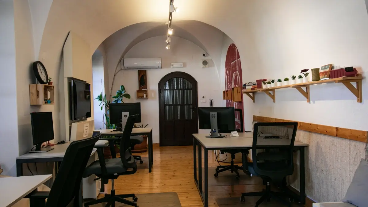 Door Coworking Office Szeged asztalbérlés szabadúszóknak